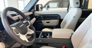 Land Rover Defender interni sedili volante cruscotto