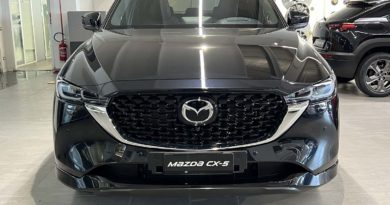 Mazda CX frontale fari anteriori cofano griglia