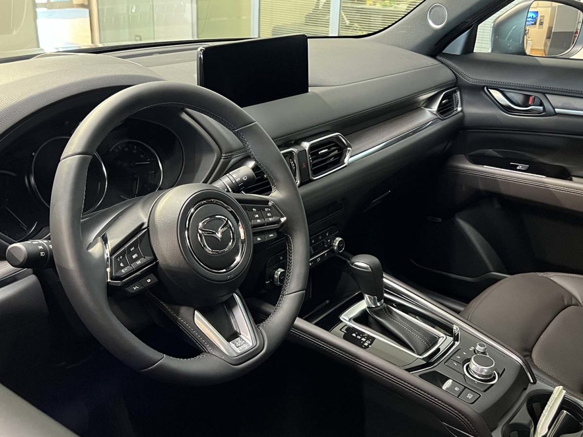 Mazda CX interni sedili volante cruscotto infotainment cambio climatizzatore