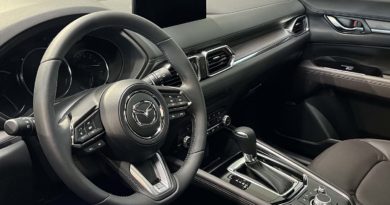 Mazda CX interni sedili volante cruscotto infotainment cambio climatizzatore