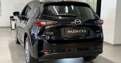Mazda CX posteriore firma luminosa fari bagagliaio