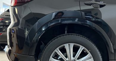 Mazda CX profilo posteriore portiera firma luminosa fari cerchi in lega