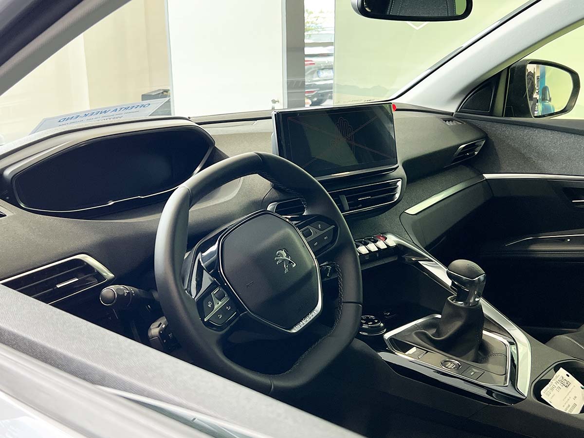 Peugeot SUV 3008 scontato (-6.000 €) in pronta consegna da Jolly Automobili Peugeot SUV interno volante infotainment