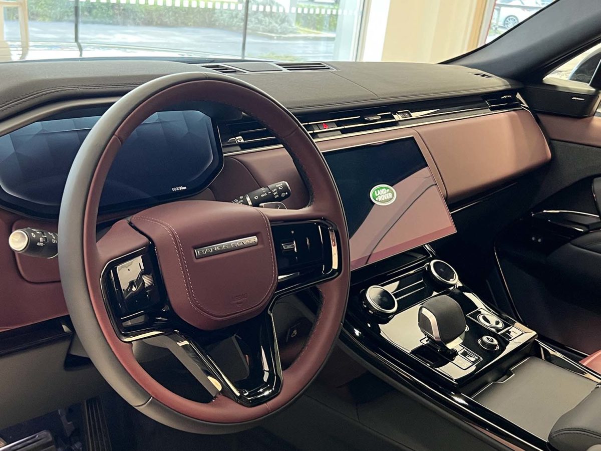 Range Rover Sport: tua con Leasing+, formula per Persone Giuridiche e Privati con o senza Partita IVA Range Rover Sport interni volante infotainment design luxury cruscotto colore
