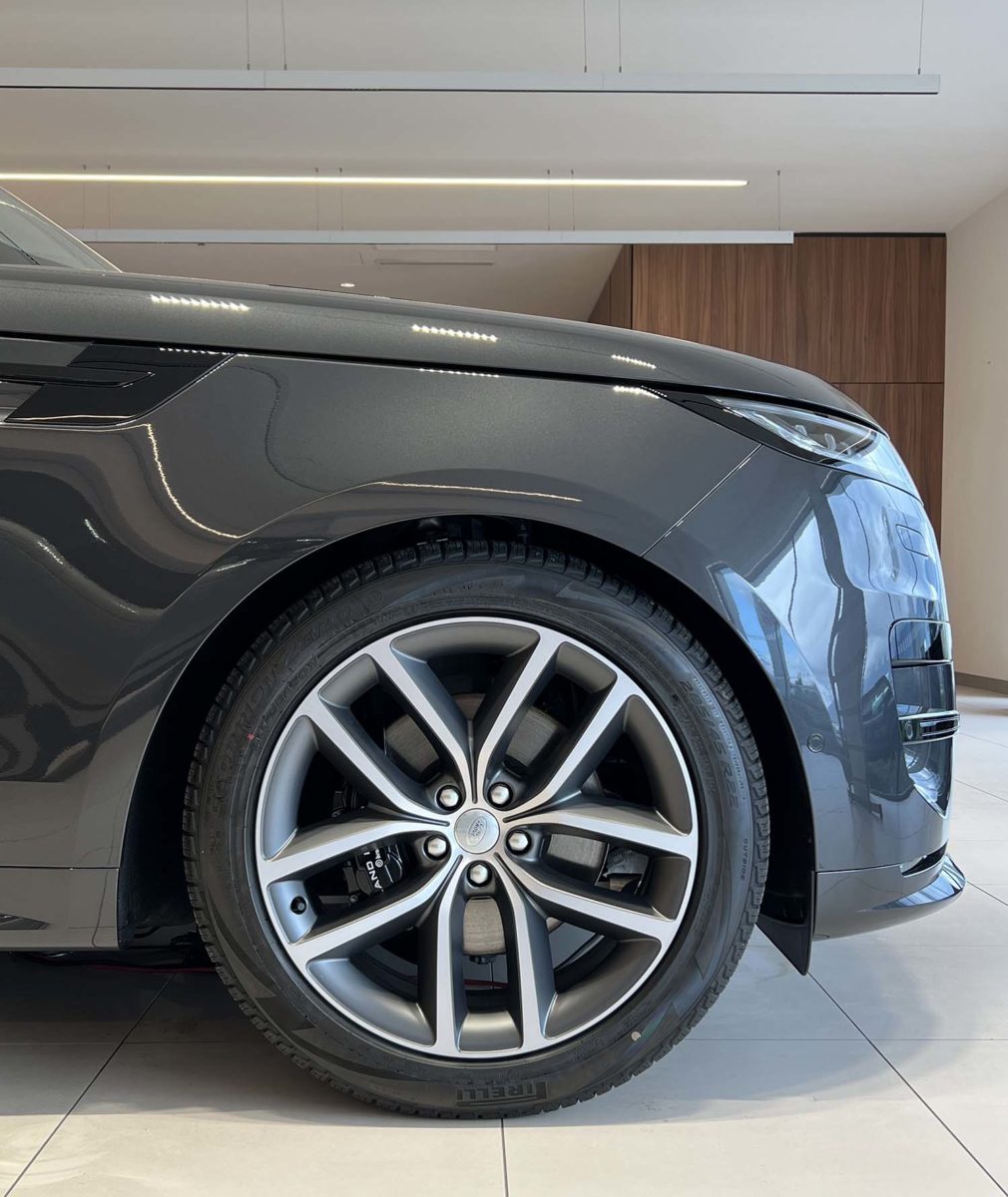 Range Rover Sport: tua con Leasing+, formula per Persone Giuridiche e Privati con o senza Partita IVA Range Rover Sport profilo laterale anteriore fari cerchi