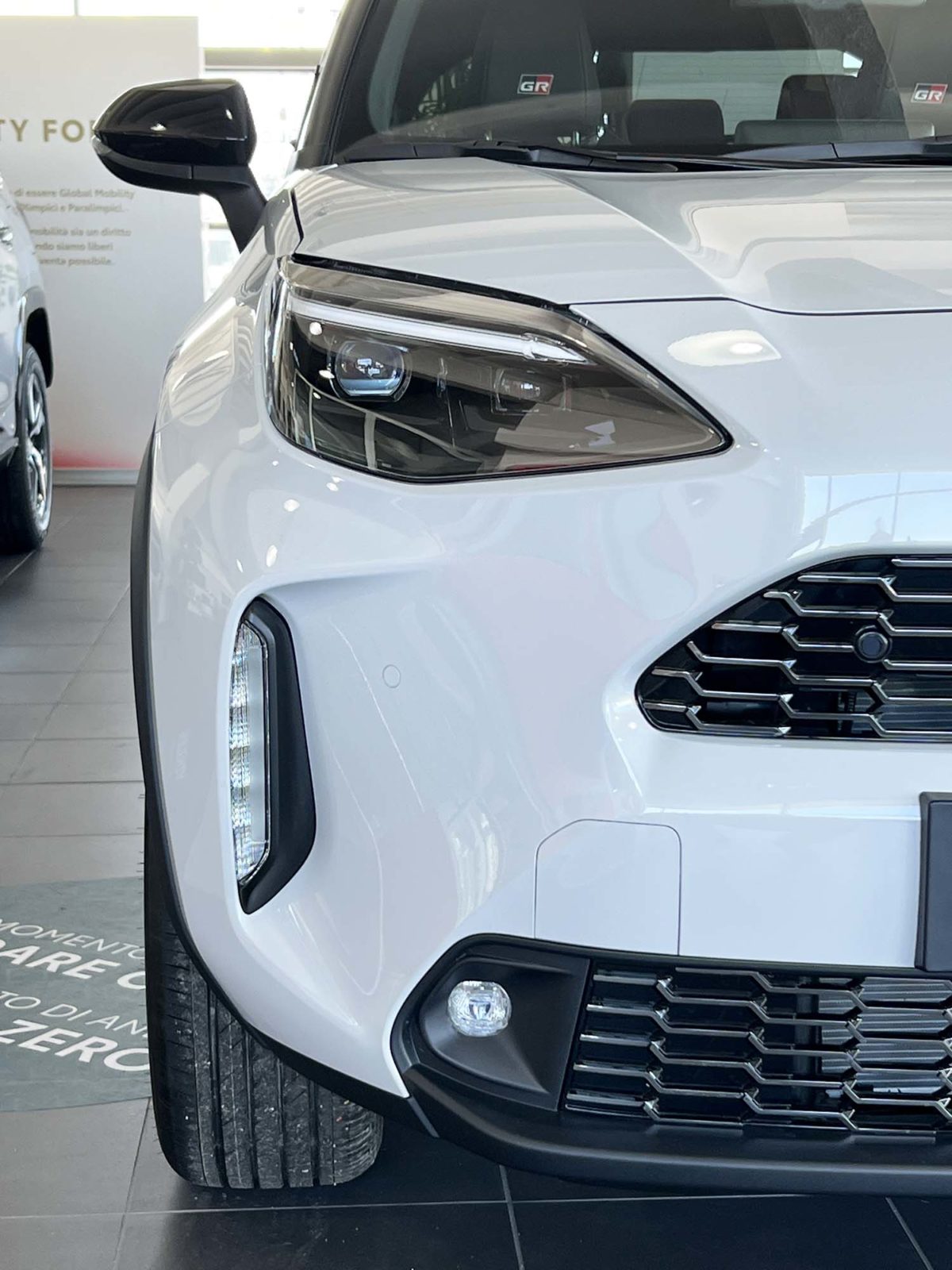 Toyota Yaris Cross è l’auto del momento: tua da 188 € al mese fino al 28 Febbraio 2023 Toyota Yaris Cross firma luminosa anteriore