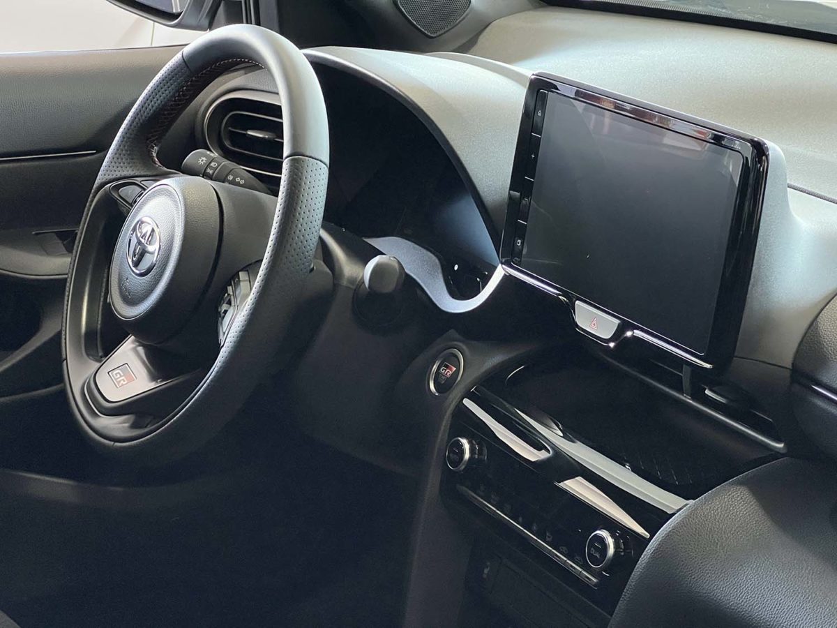 Toyota Yaris Cross è l’auto del momento: tua da 188 € al mese fino al 28 Febbraio 2023 Toyota Yaris Cross interno volante infotainment