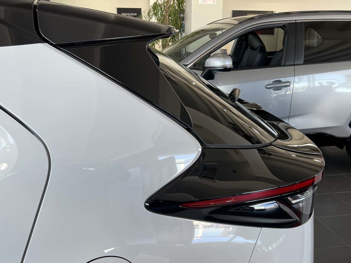 Toyota Yaris Cross è l’auto del momento: tua da 188 € al mese fino al 28 Febbraio 2023 Toyota Yaris Cross linea posteriore