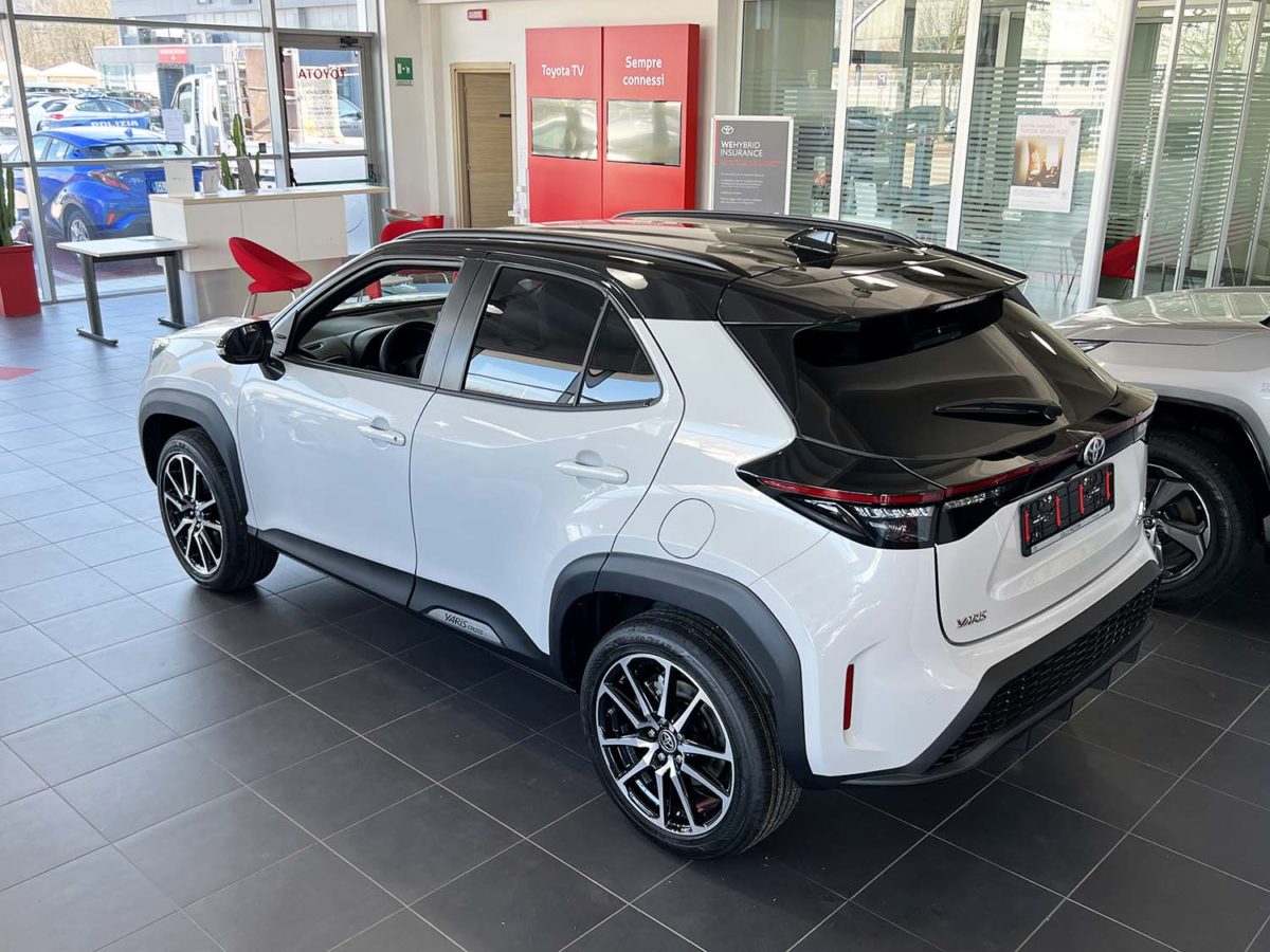 Toyota Yaris Cross è l’auto del momento: tua da 188 € al mese fino al 28 Febbraio 2023 Toyota Yaris Cross veduta tetto e complessiva