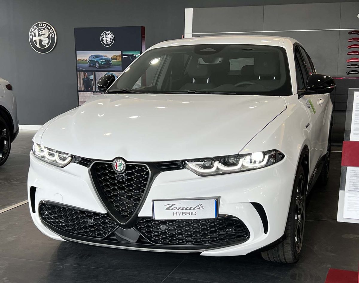 Alfa Romeo Tonale Hybrid: fino al 31 Marzo 2023 Alfa Romeo Tonale Hybrid maschera anteriore cofano biscione