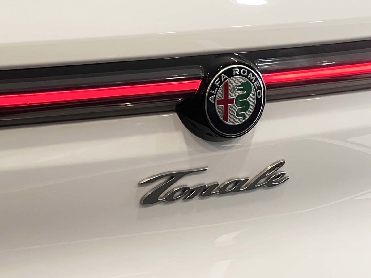 Alfa Romeo Tonale Hybrid: fino al 31 Marzo 2023 Alfa Romeo Tonale firma luminosa logo portellone posteriore bagagliaio