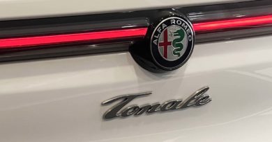Alfa Romeo Tonale Hybrid: fino al 31 Marzo 2023 Alfa Romeo Tonale firma luminosa logo portellone posteriore bagagliaio