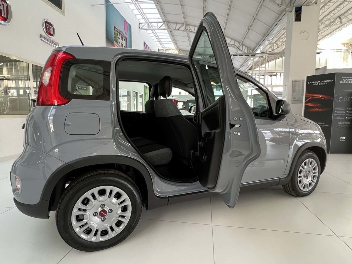 Fiat Panda: fino al 31 Marzo 2023 tua da Fiat Panda Hybrid portiera posteriore molto spazio design