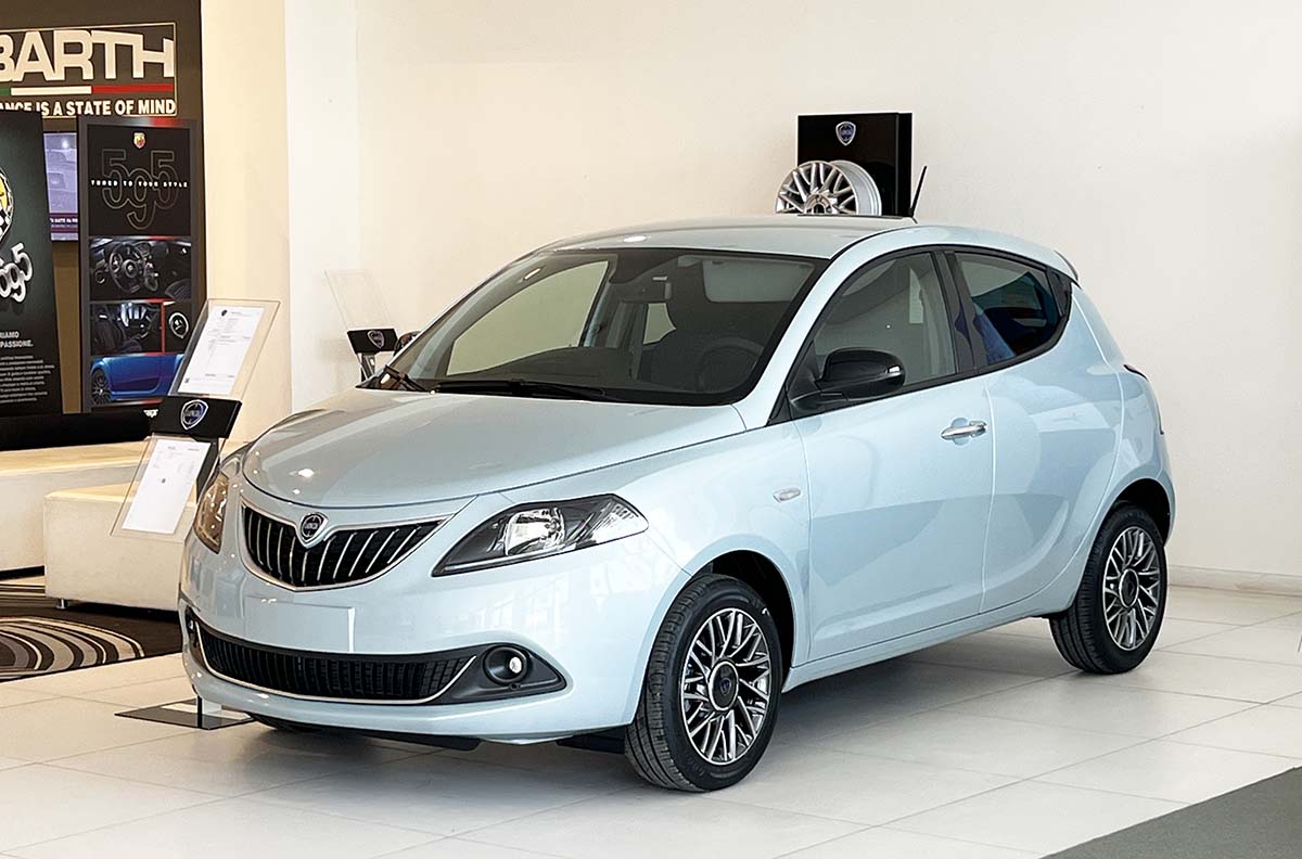 Lancia Ypsilon: fino al 31 Marzo tua da 189 € al mese con finanziamento e rottamazione Lancia Ypsilon profilo anteriore e laterale guidatore