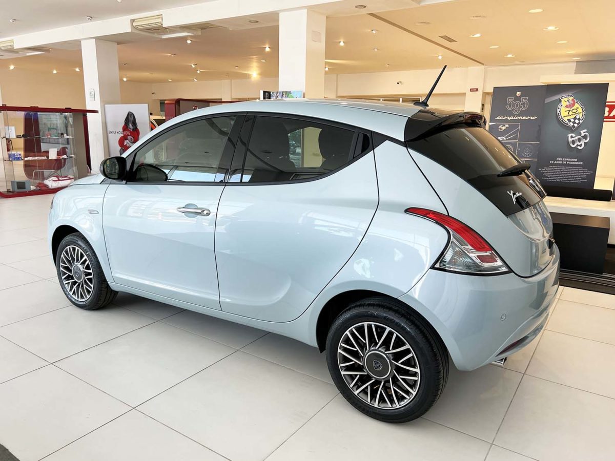 Lancia Ypsilon: fino al 31 Marzo tua da 189 € al mese con finanziamento e rottamazione Lancia Ypsilon profilo posteriore e laterale