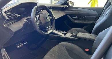 Peugeot 408: nuova, colore Grigio Titanium e in pronta consegna Peugeot interni lato guida