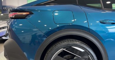 Bozza automatica Peugeot profilo posteriore laterale cerchi firma luminosa design