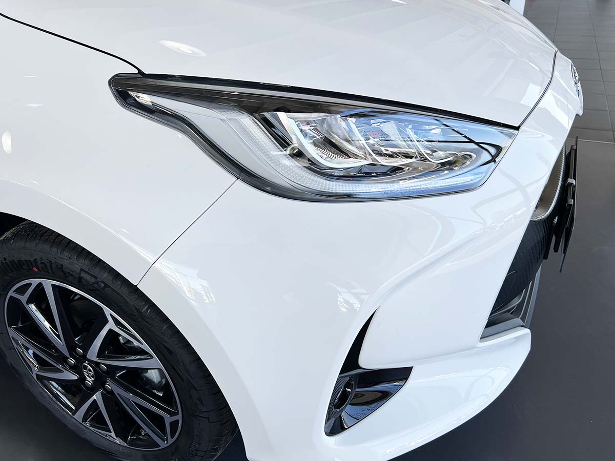 Toyota Yaris: fino al 31 Marzo 2023 tua da Toyota Yaris fari anteriori
