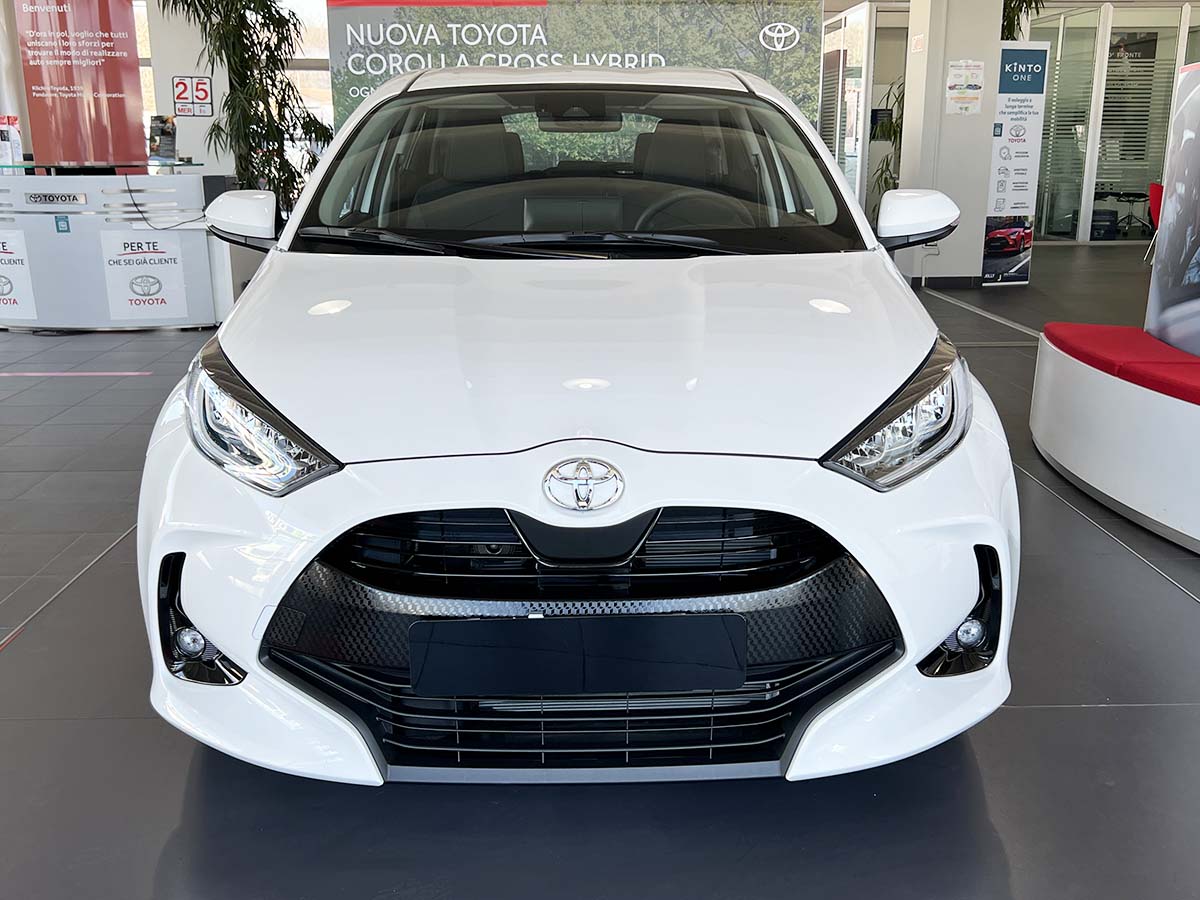 Toyota Yaris: fino al 31 Marzo 2023 tua da Toyota Yaris frontale cofano fari mascherina