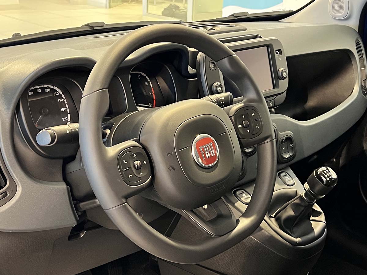 Fiat Panda Fiat Panda: tua da 99 euro al mese fino al 30 Aprile 2023 Fiat Panda interno volante cambio