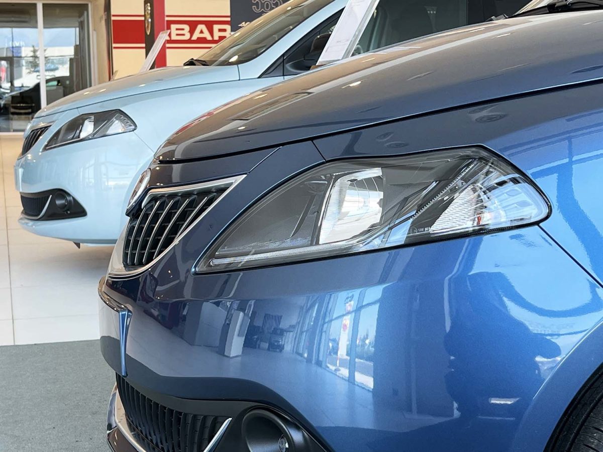 Lancia Ypsilon GPL: fino al 30 Aprile 2023 tua da 189 euro al mese Lancia Ypsilon fari anteriori