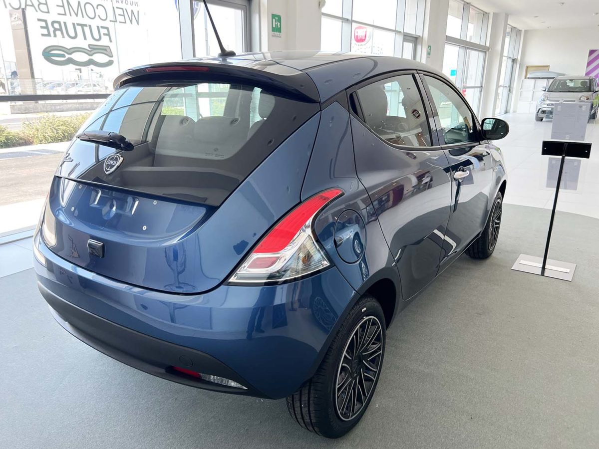 Lancia Ypsilon GPL: fino al 30 Aprile 2023 tua da 189 euro al mese Lancia Ypsilon posteriore e laterale passeggeri