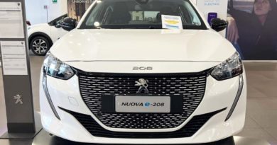 Peugeot e-208 in pronta consegna con extra sconto da Jolly Automobili Peugeot e frontale totale