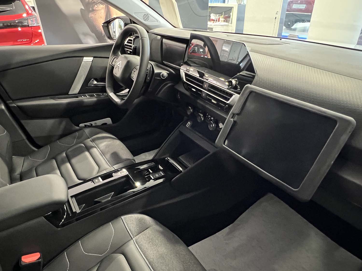 Citroen C- interno Citroen C4 Citroën C4: fino al 31 Maggio 2023 tua da 340 euro al mese Citroen C interno