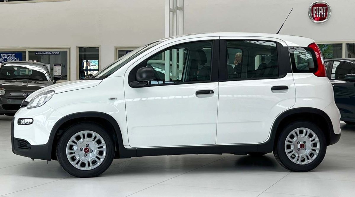 Fiat Panda: tua da 99 € al mese fino al 31 Maggio 2023 Fiat Panda laterale guidatore