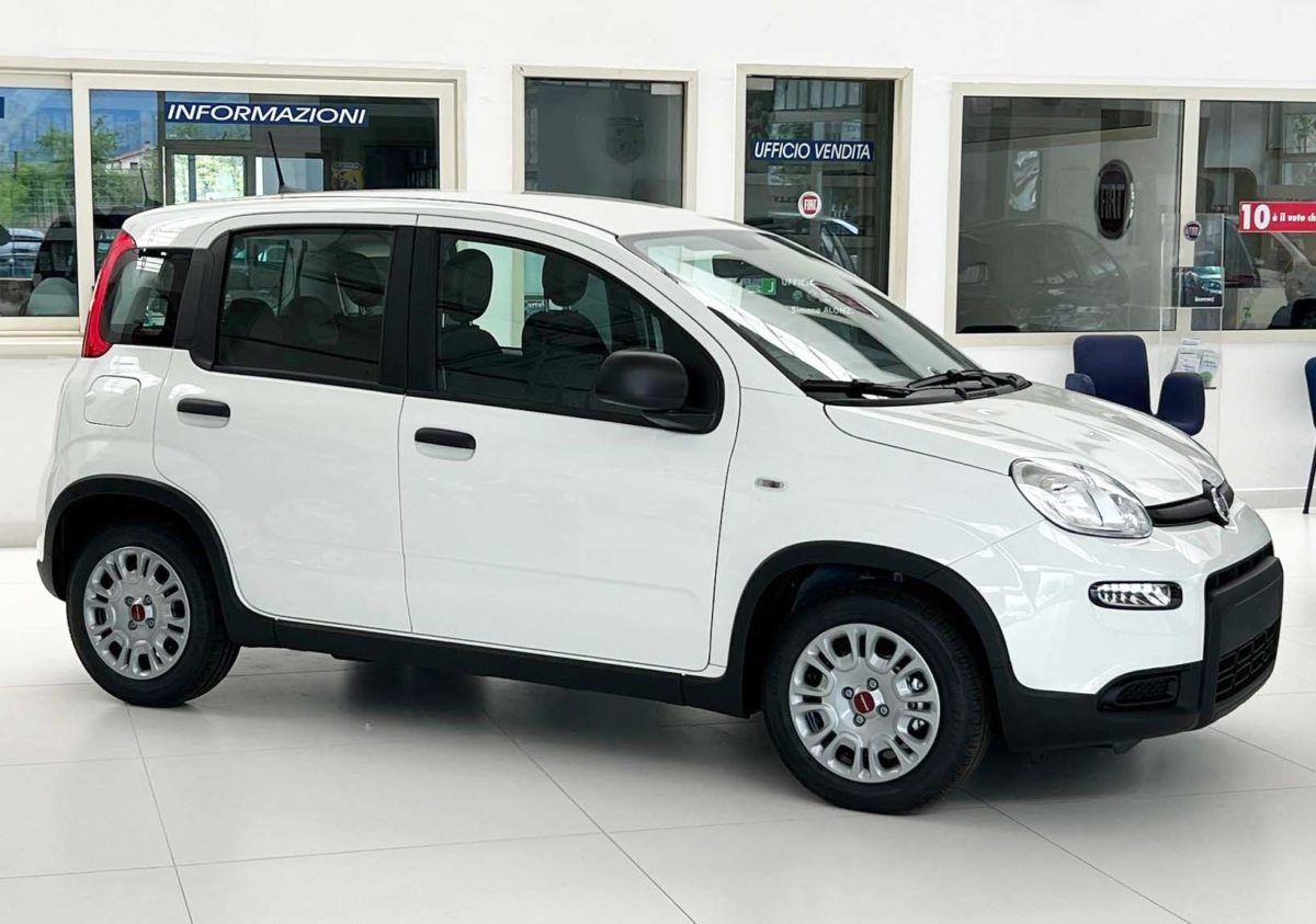 Fiat Panda: tua da 99 € al mese fino al 31 Maggio 2023 Fiat Panda laterale passeggero