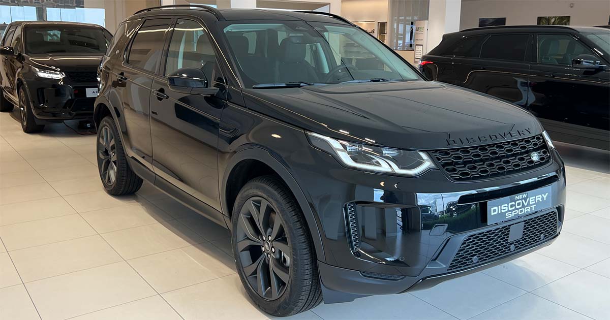Land Rover Discovery Sport: fino al 30 Giugno 2023 tua da 590 € al mese con Leasing+ Discovery Sport profilo lateriale e frontale