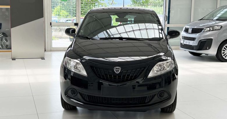 Lancia Ypsilon: fino al 31 Luglio 2023 tua da 159 euro al mese Lancia Ypsilon frontale