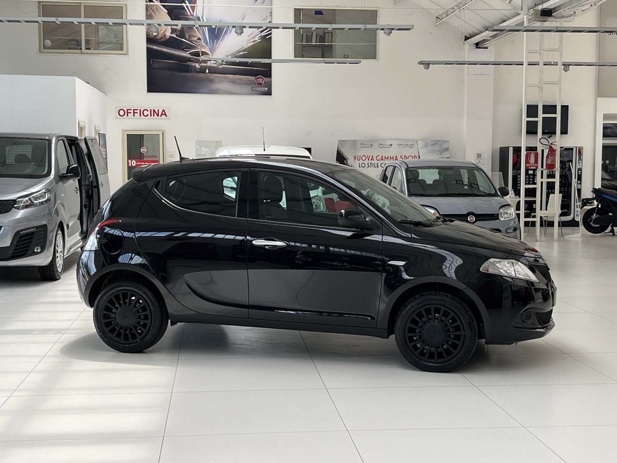 Lancia Ypsilon: fino al 31 Luglio 2023 tua da 159 euro al mese Lancia Ypsilon profilo passeggero