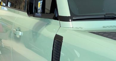 Land Rover Defender: fino al 31 Luglio 2023 tua da 500 euro al mese con Leasing+ Land Rover Defender frontale particolare specchietto