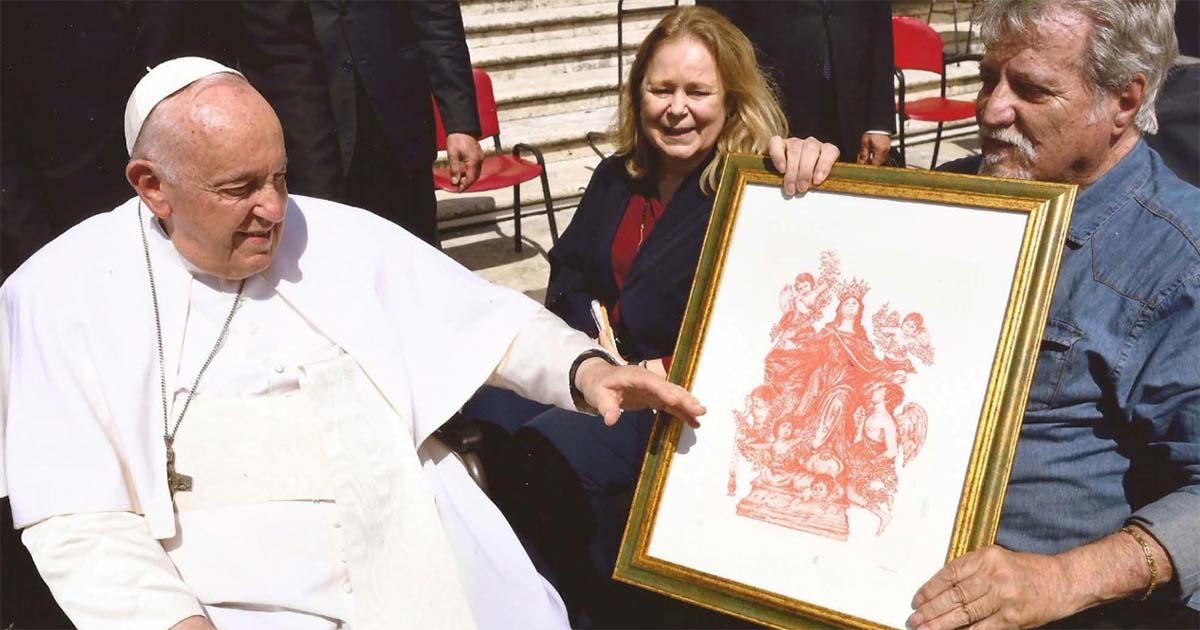 Alberto Ceccon dona il suo libro a Papa Francesco: "Una grande emozione" Papa Ceccon