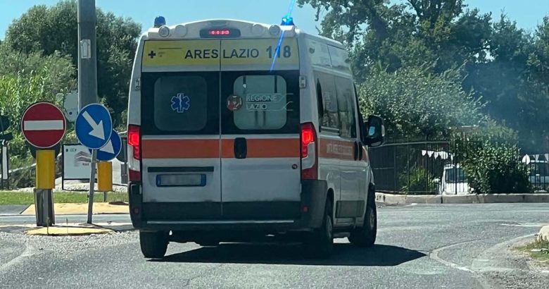 Camion fuori strada, un morto Ambulanza