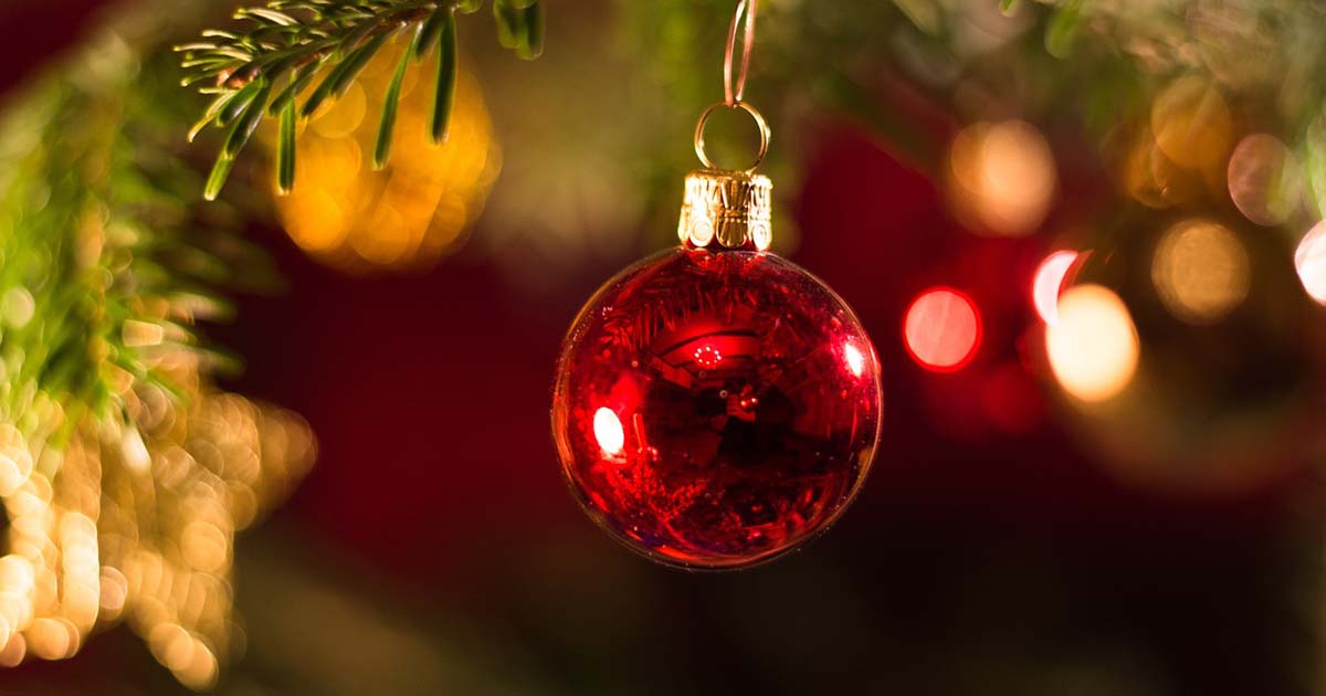 Alberi di Natale: quali sono le nuove tendenze del 2023? albero di natale palla