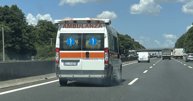 Ennesimo incidente nel tratto ciociaro dell'A1 ambulanza copia