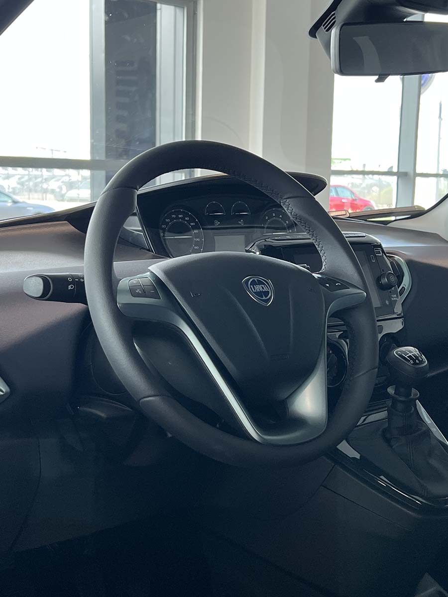 Lancia Ypsilon: fino al 31 Ottobre tua da Lancia Ypsilon interni anteriori volante