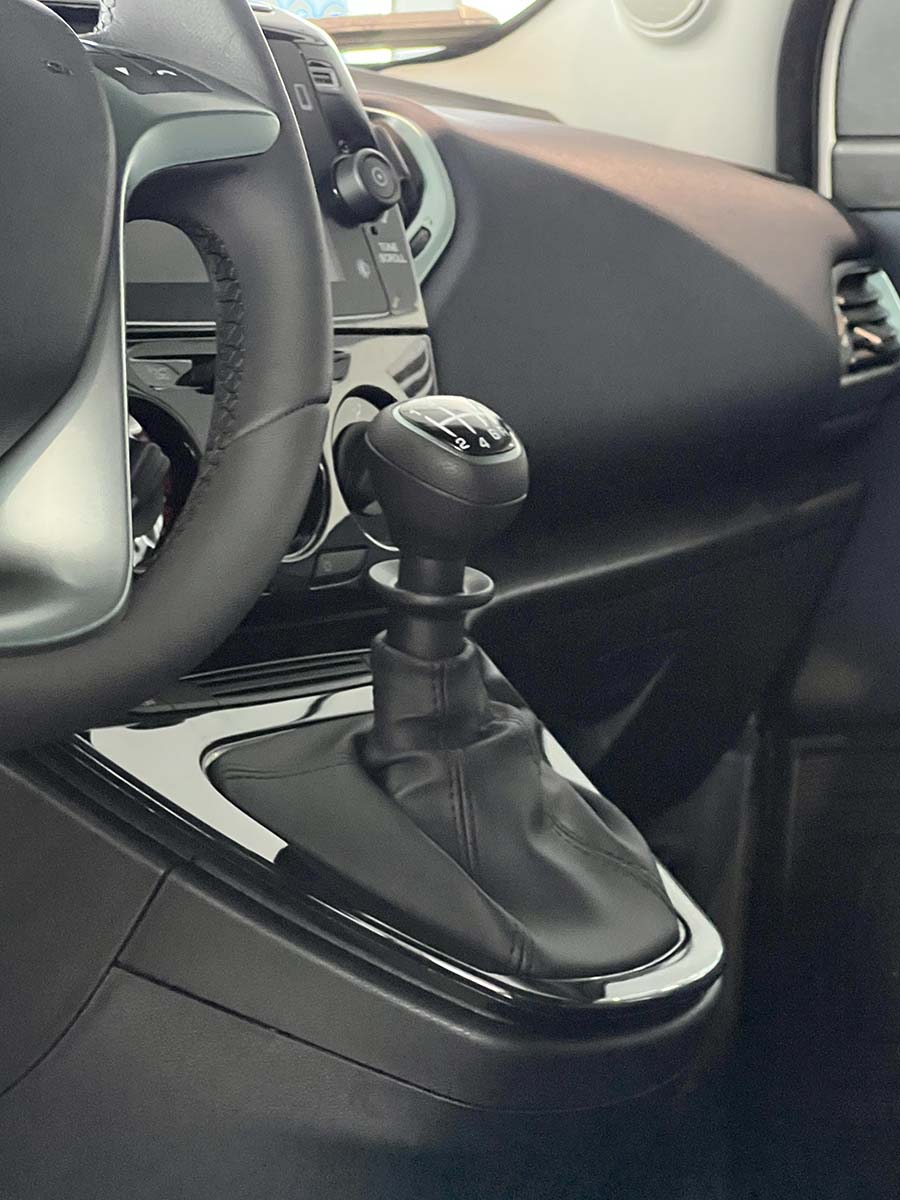 Lancia Ypsilon: fino al 31 Ottobre tua da Lancia Ypsilon particolare interni anteriori cambio