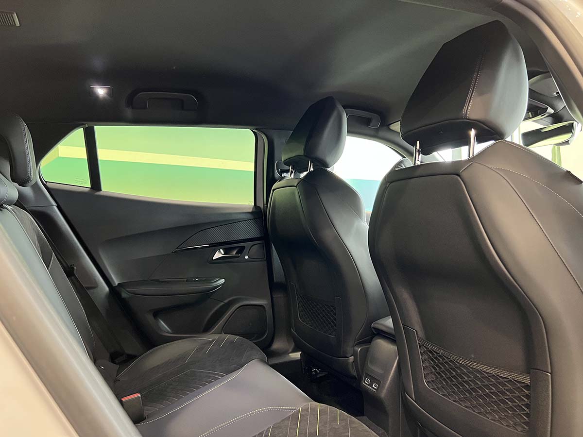 Nuovo Peugeot 2008: fino al 31 Ottobre 2023 tuo da 199 euro al mese Nuovo Peugeot interni posteriori