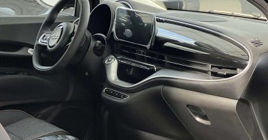 Fiat 500 elettrica: fino al 31 dicembre 2023 tua da 199 euro al mese Fiat Elettrica interno volante cruscotto infotainment