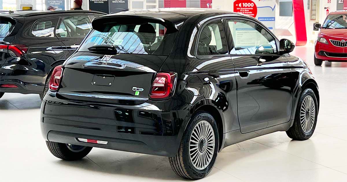 Fiat 500 elettrica: fino al 31 dicembre 2023 tua da 199 euro al mese Fiat Elettrica posteriore fari design copia