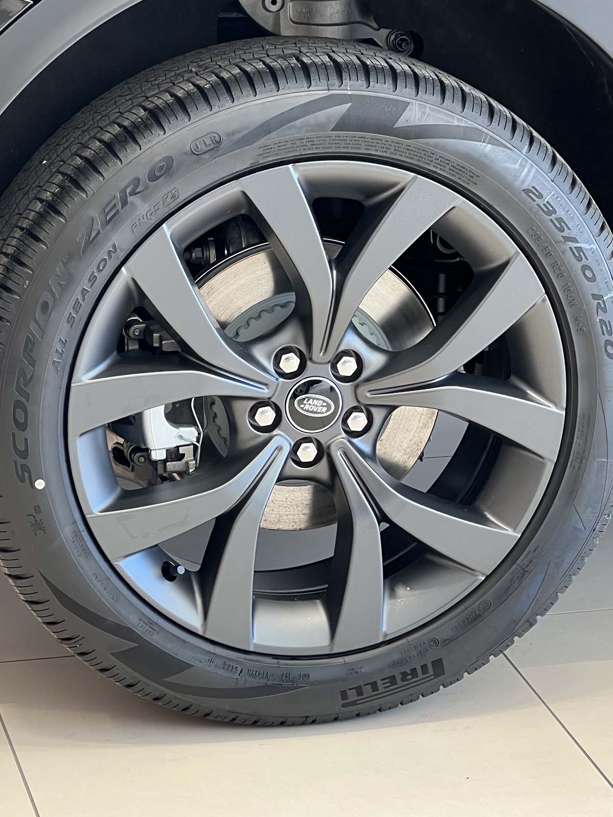 Land Rover Discovery Sport: fino al 31 gennaio tua da 480 euro al mese Land Rover Discovery cerchi