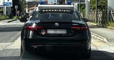 Ubriaco molesta gli avventori di un bar e aggredisce i carabinieri: arrestato 54enne