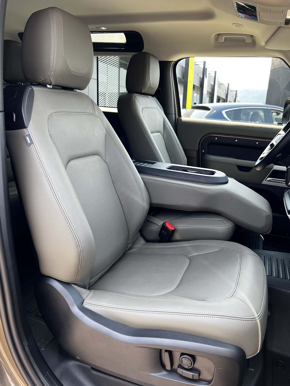 LAND ROVER DEFENDER