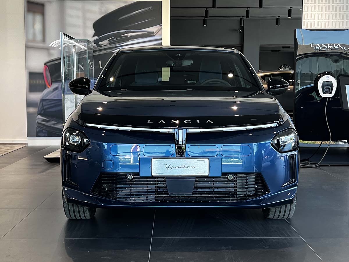 Nuova Lancia Ypsilon vista anteriore