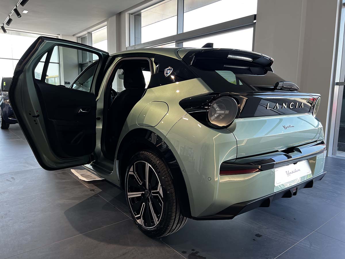 Nuova Lancia Ypsilon vista laterale e posteriore