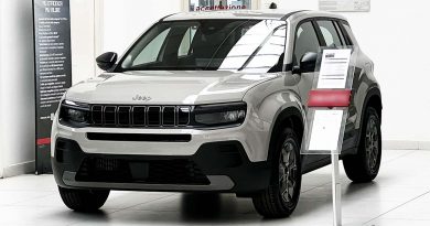 Jeep Avenger grigia, vista frontale e laterale, SUV compatto 1.2 turbo 100 CV