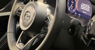 Mazda CX Homura diesel volante visto lato passeggero